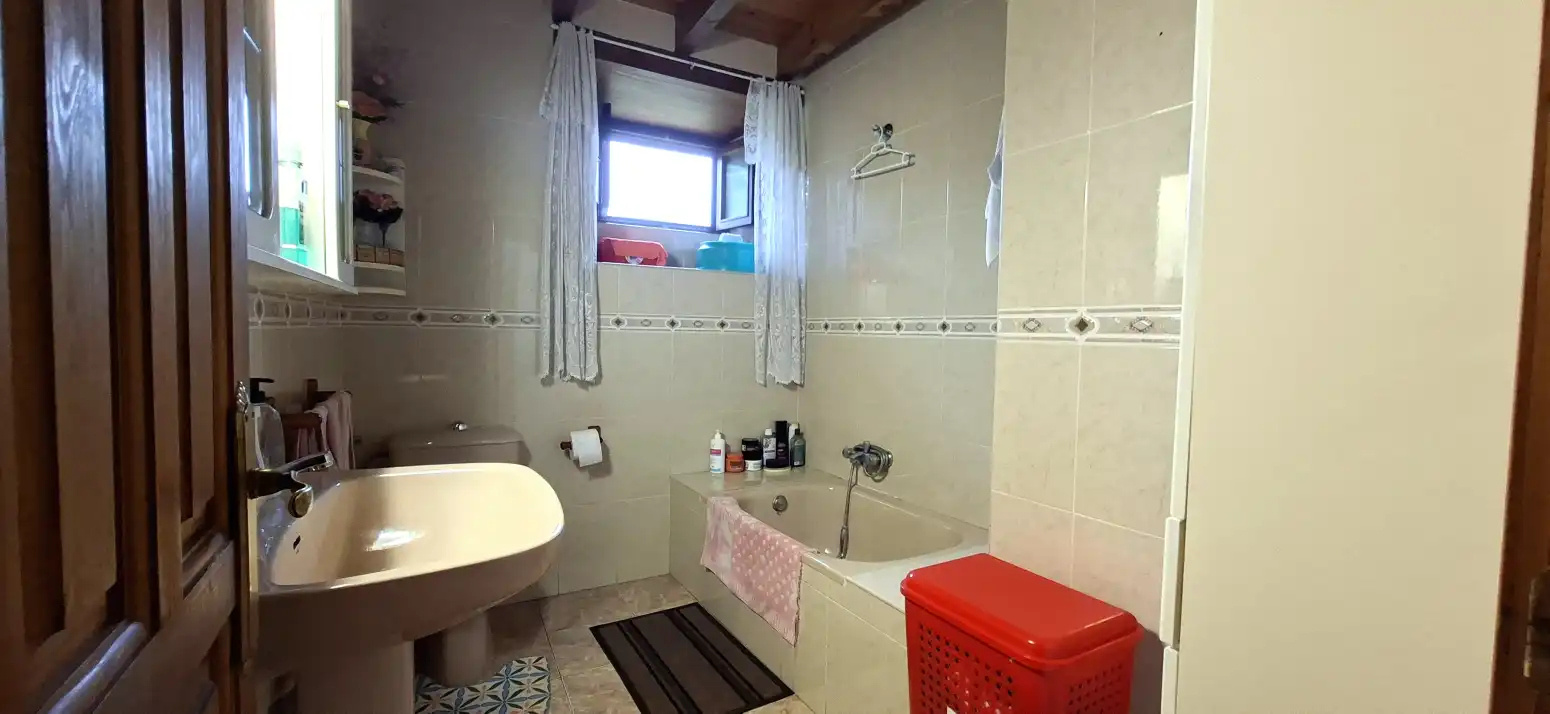 Bany de Casa o xalet en venda en Herrerías amb Jardí privat, Parquet i Traster