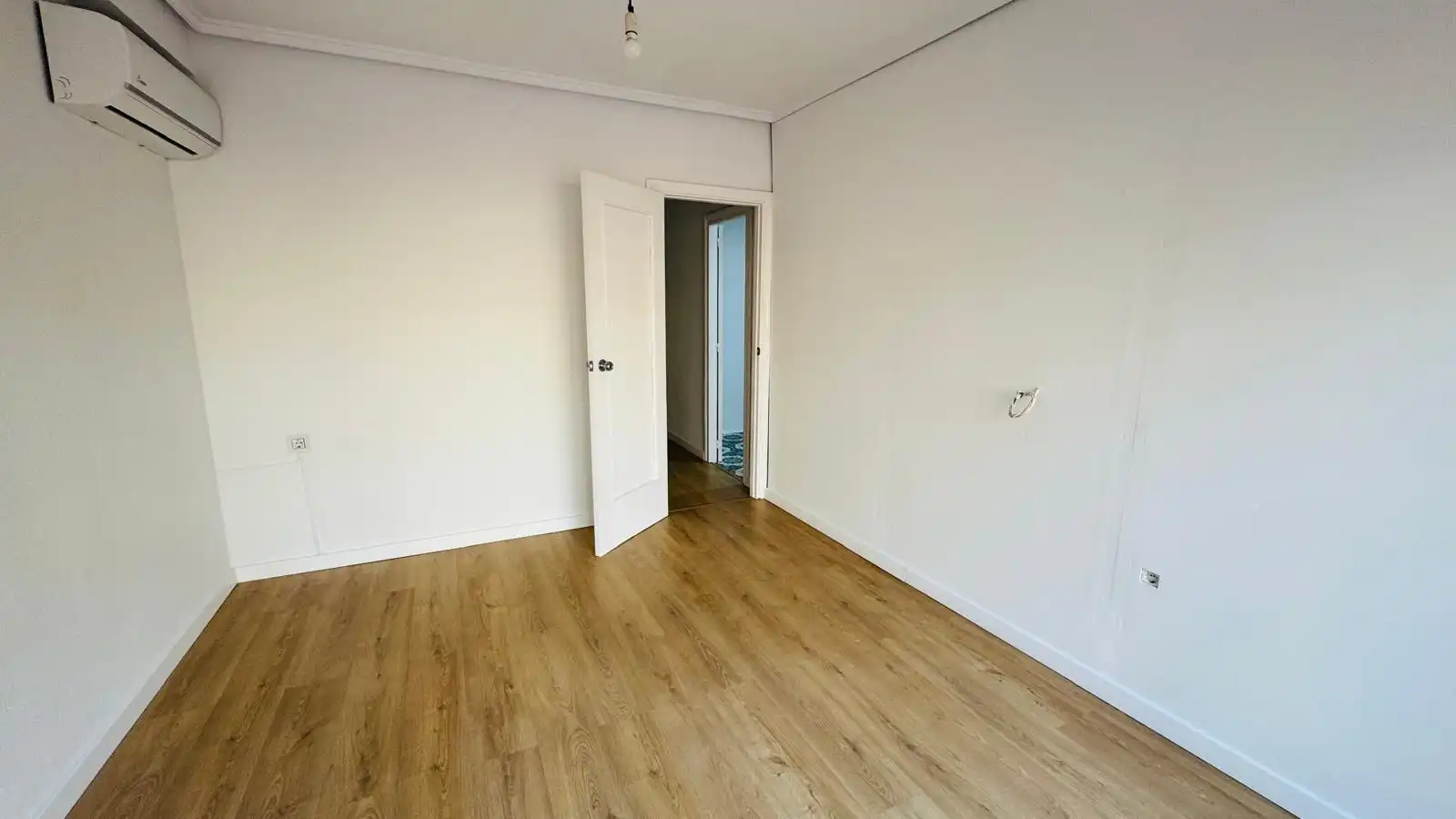 Bedroom of Flat for rent in Valencia  with Air Conditioner, Parquet flooring and Terrace