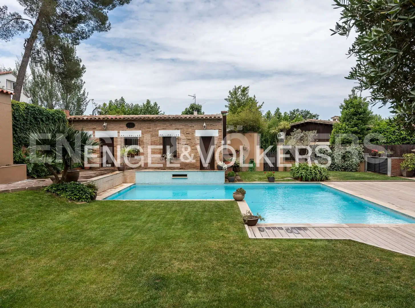 Swimming pool of Houses for sale in Sant Cugat del Vallès  with Air Conditioner, Heating and Private garden