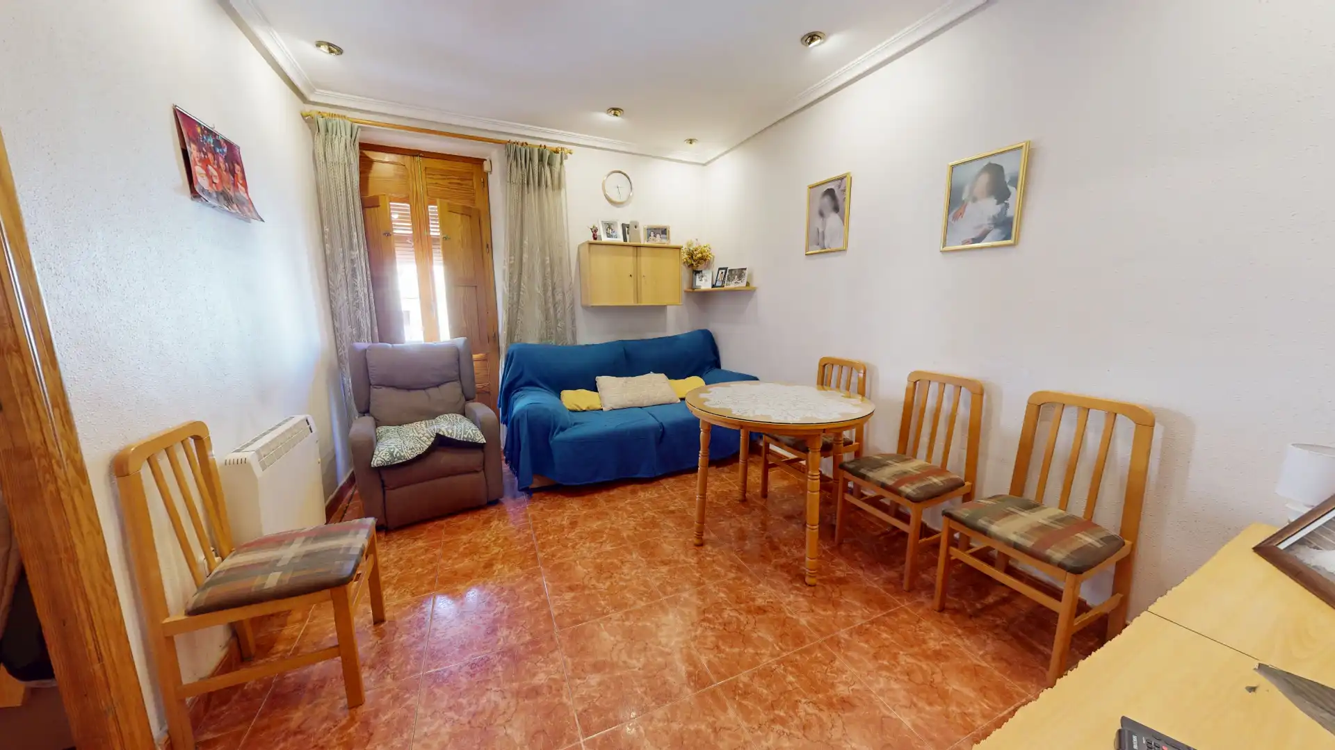 Sala de estar de Piso en venta en Torremanzanas / La Torre de les Maçanes con Calefacción, Terraza y Amueblado
