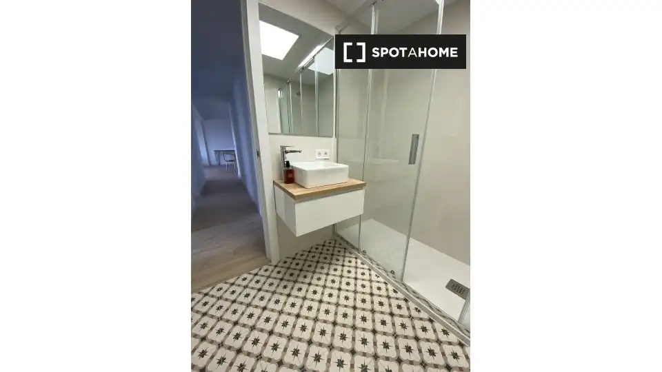 Bathroom of Apartments for share in Pozuelo de Alarcón  with Air Conditioner, Terrace and Furnished