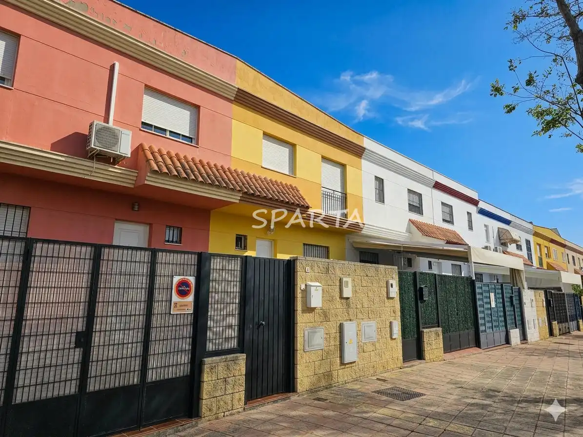 Vista exterior de Casa adosada en venda en Espartinas amb Balcó