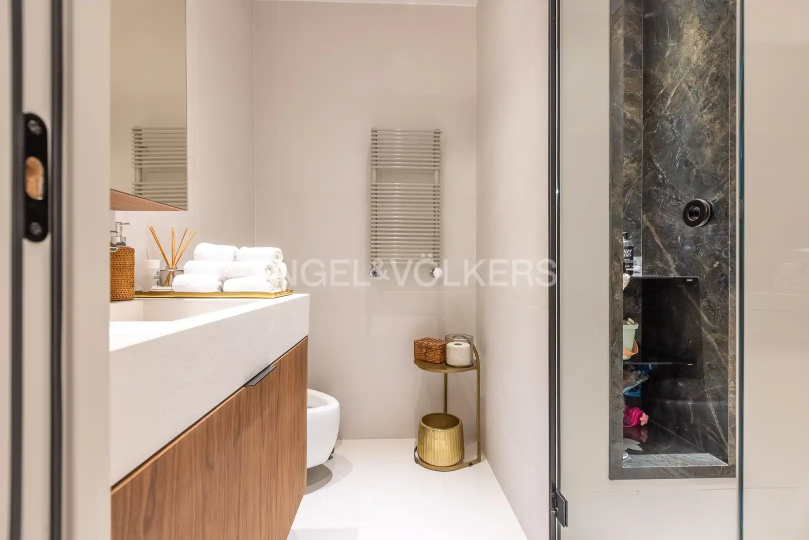Bathroom of Flat for sale in Sevilla  with Air Conditioner, Heating and Terrace