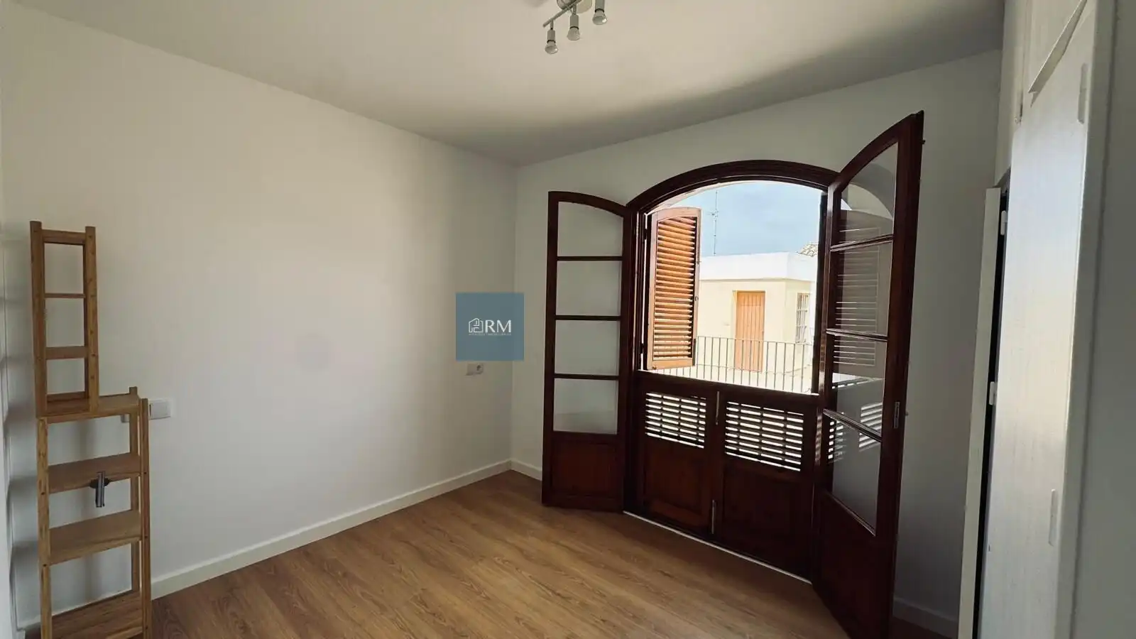 Schlafzimmer von Wohnung zur Miete in Sanlúcar de Barrameda mit Klimaanlage, Parkett und Balkon