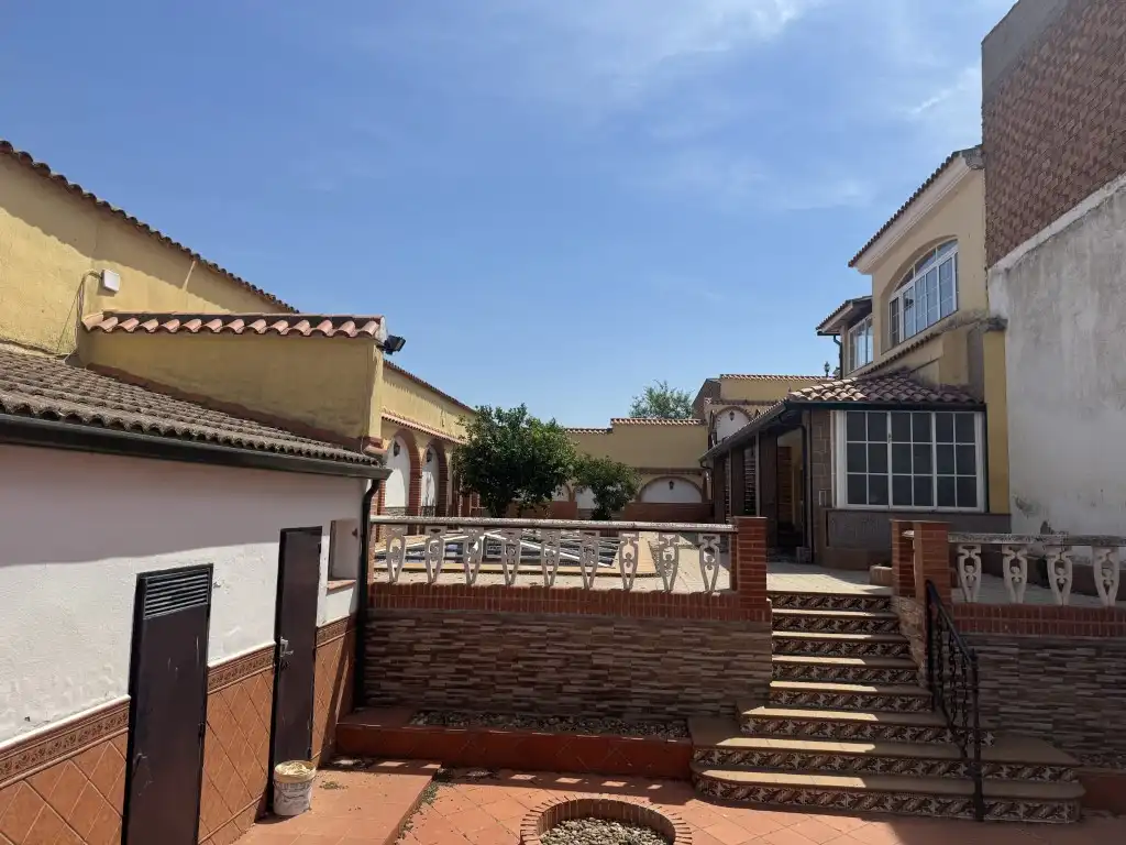 Vista exterior de Casa o xalet en venda en Valencia de las Torres amb Aire condicionat, Terrassa i Piscina