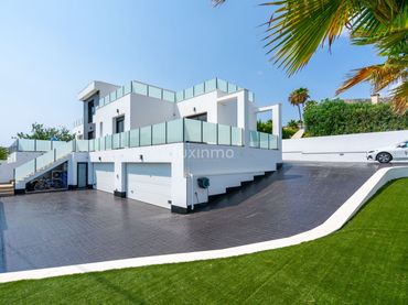 Chalet con balcón en venta en Benicolada - Las Adelfas