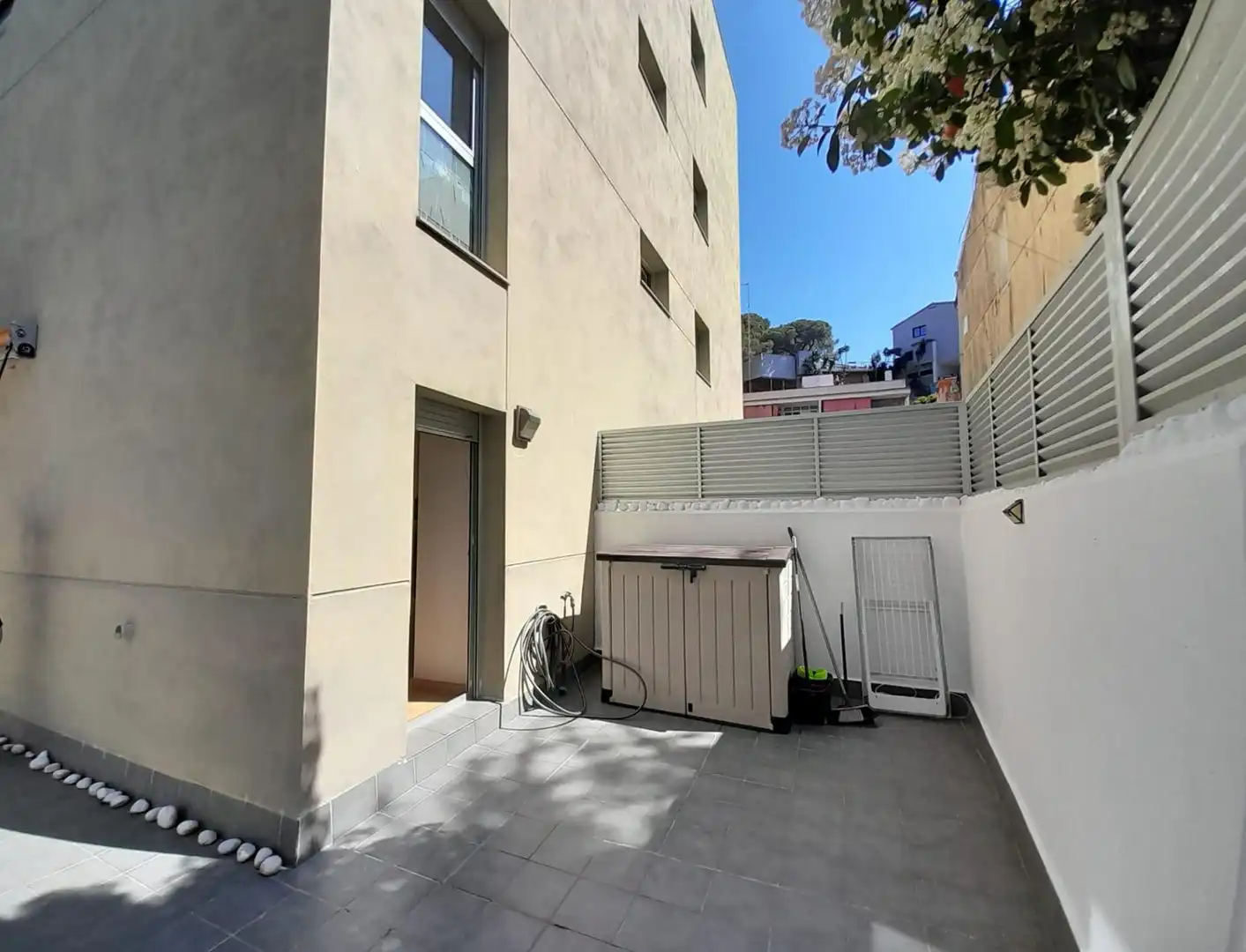 Vista exterior de Pis en venda en Arenys de Mar amb Aire condicionat, Calefacció i Jardí privat
