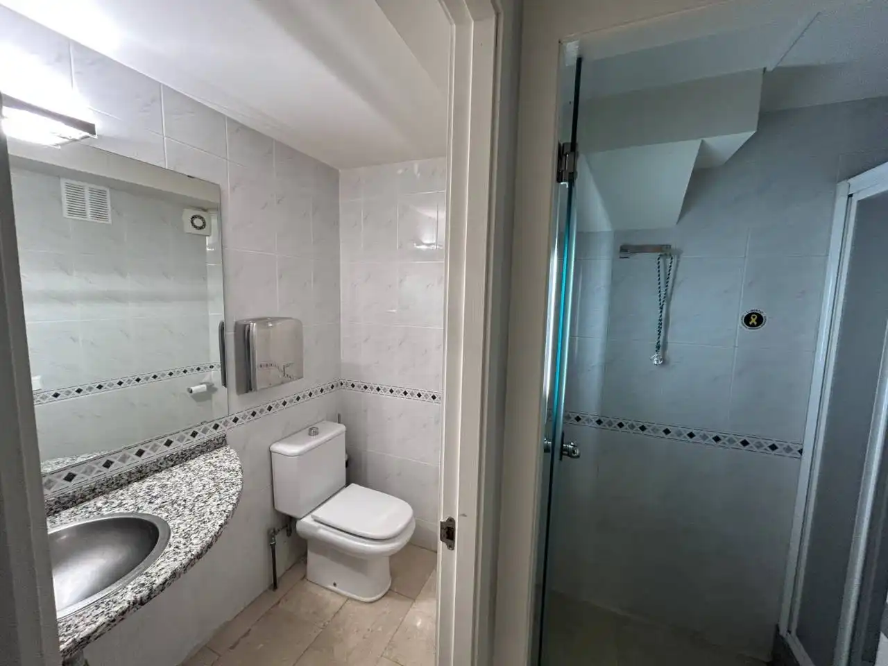 Bany de Local de lloguer en Barcelona amb Aire condicionat