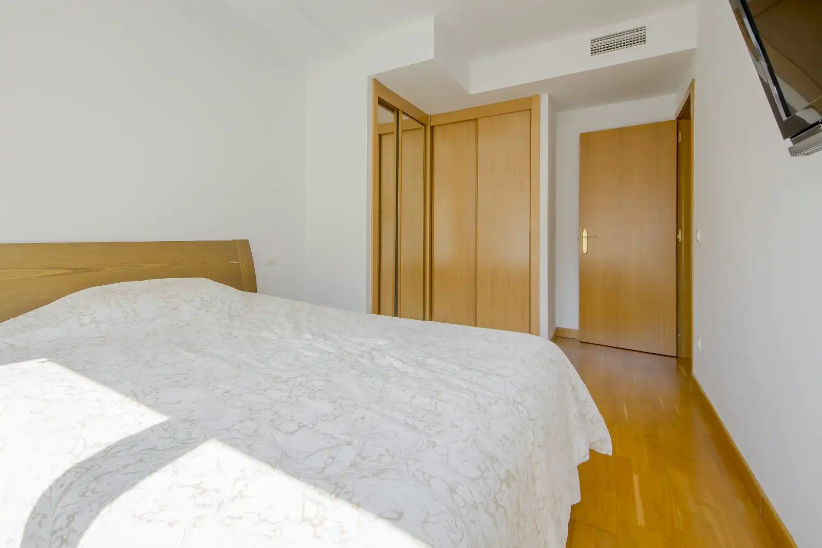 Bedroom of Flat for rent in Madrid  with Air Conditioner, Heating and Storage room