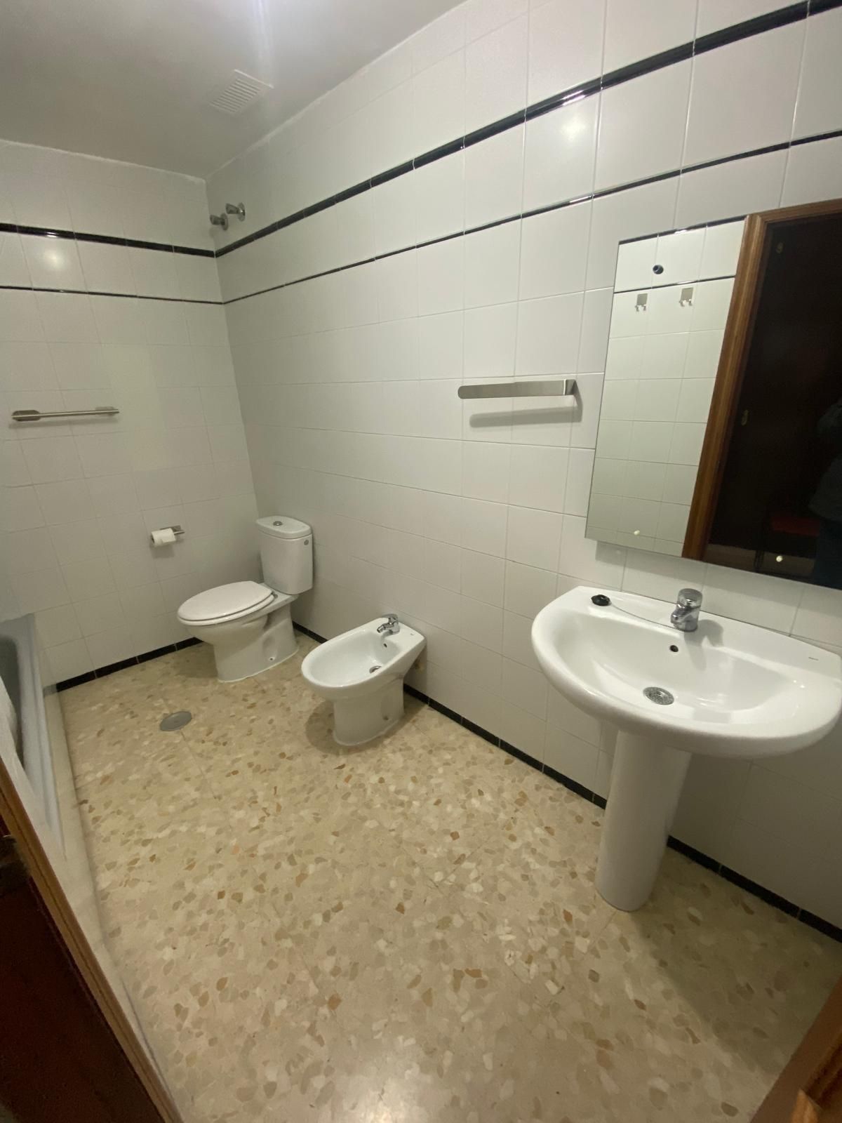 Bathroom of Flat to rent in  Sevilla Capital  with Air Conditioner