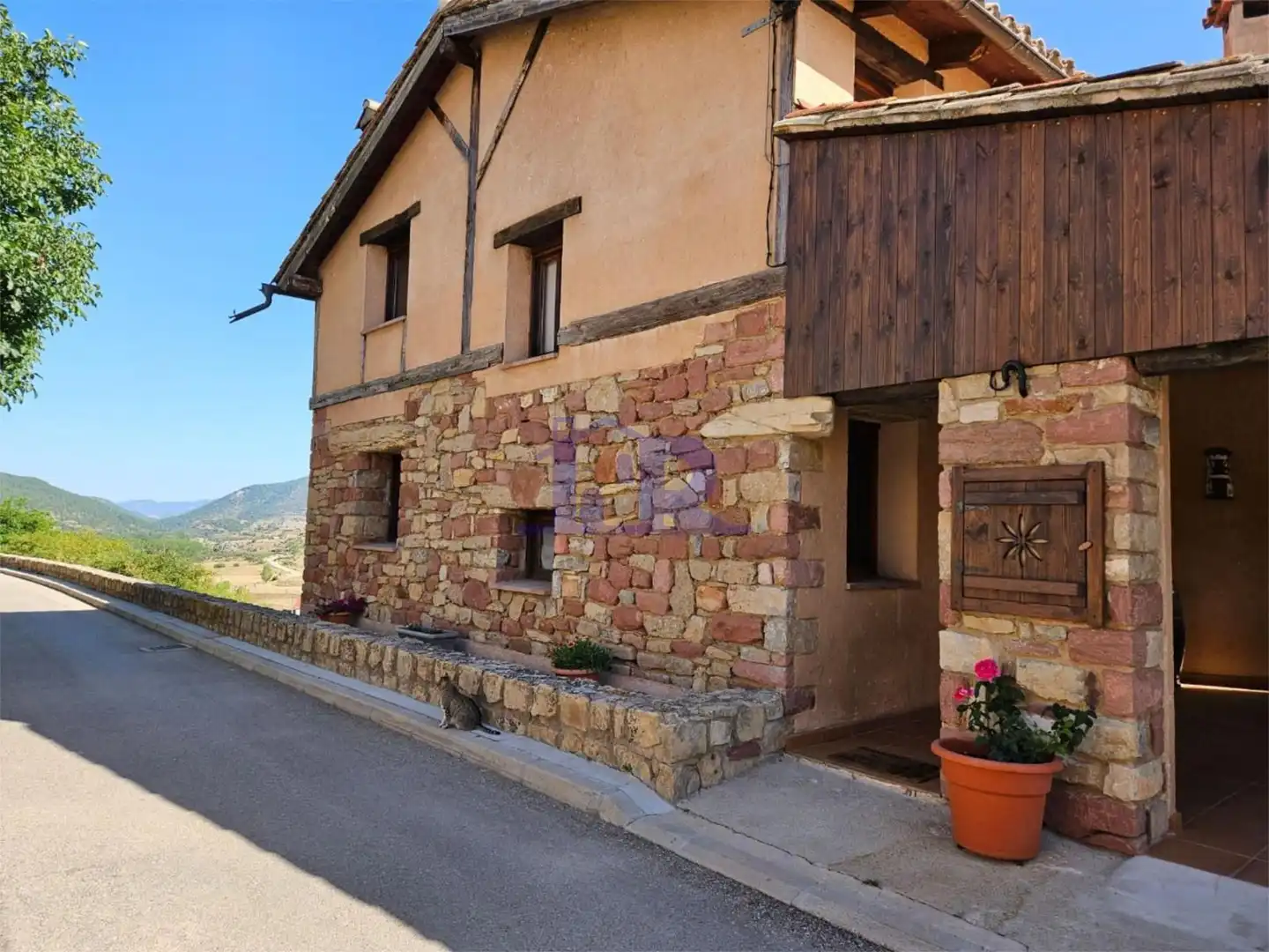 Vista exterior de Casa o xalet en venda en Valdemeca amb Calefacció, Jardí privat i Parquet