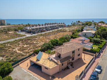 Villa avec balcon à vendre à Avinguda de Cova del Llop Marí 37