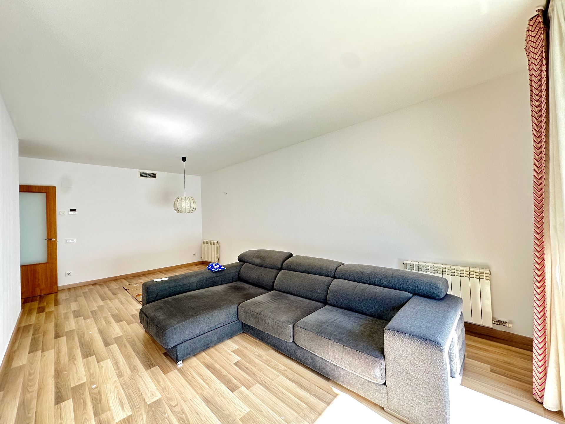 Sala de estar de Piso de alquiler en Sant Feliu de Llobregat con Aire acondicionado, Calefacción y Parquet
