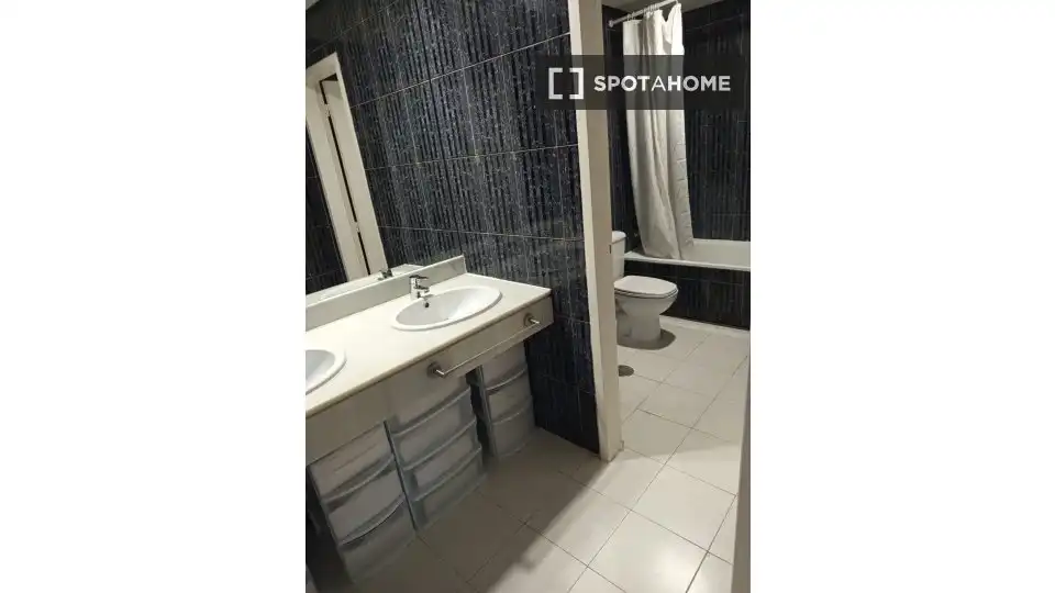 Baño de Piso para compartir en Madrid con Aire acondicionado, Calefacción y Amueblado