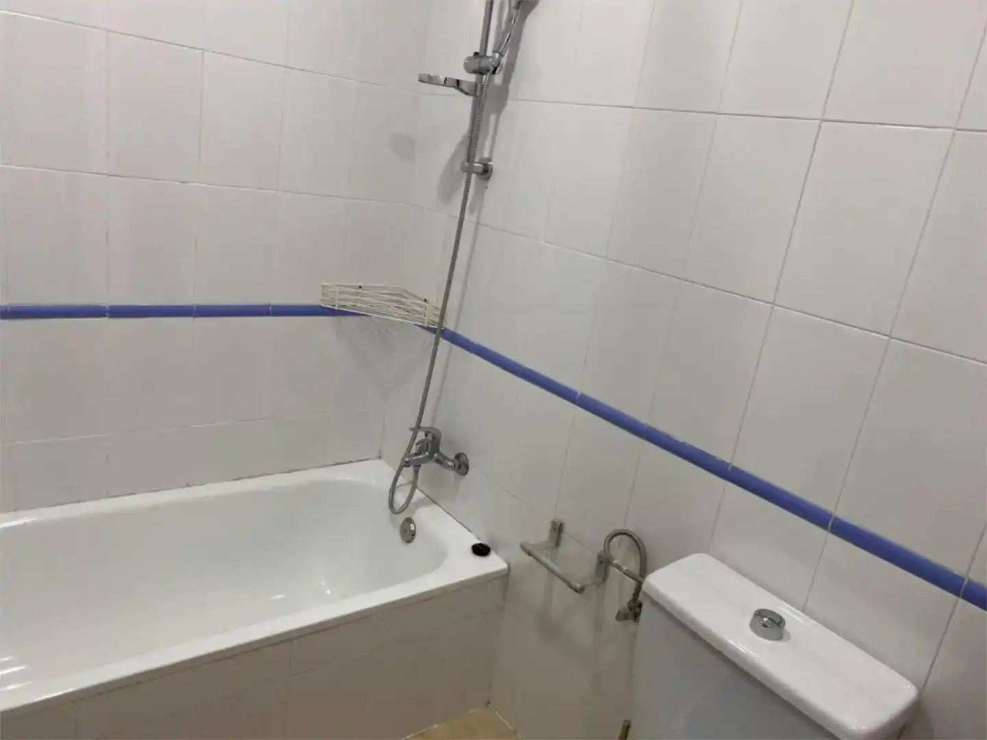 Bathroom of Houses for share in Bormujos  with Air Conditioner, Private garden and Storage room