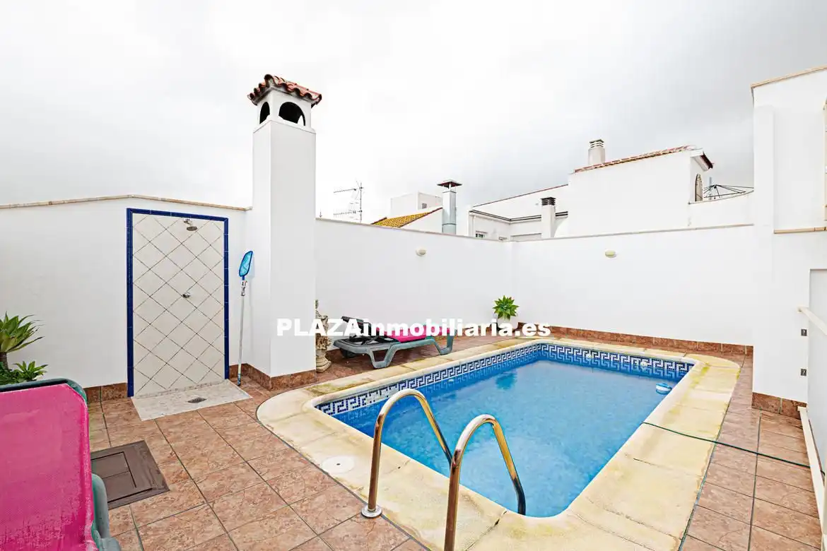 Vista exterior de Casa o chalet en venta en Lucena con Aire acondicionado, Trastero y Piscina