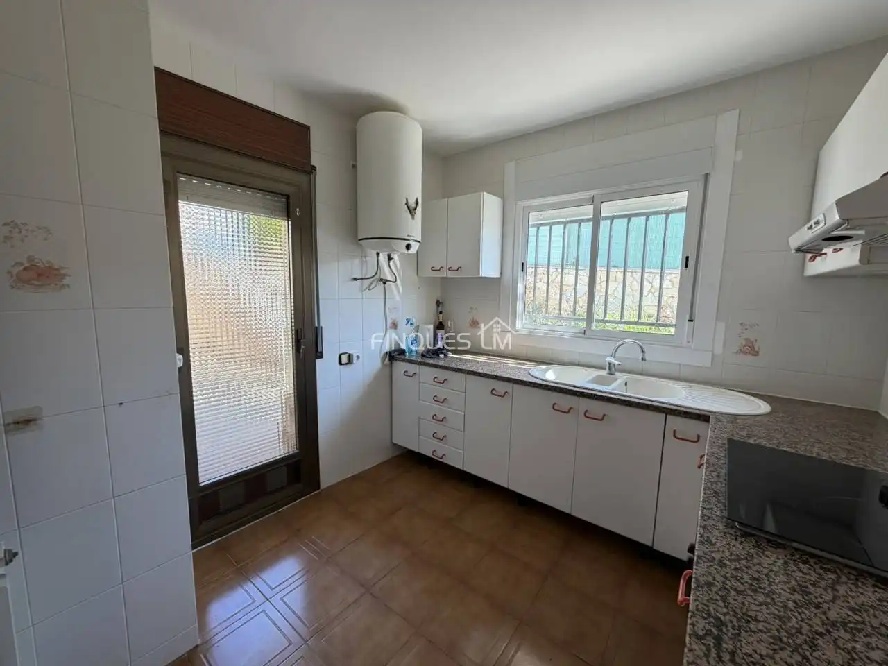 Cuina de Casa adosada en venda en Tordera amb Jardí privat, Terrassa i Piscina