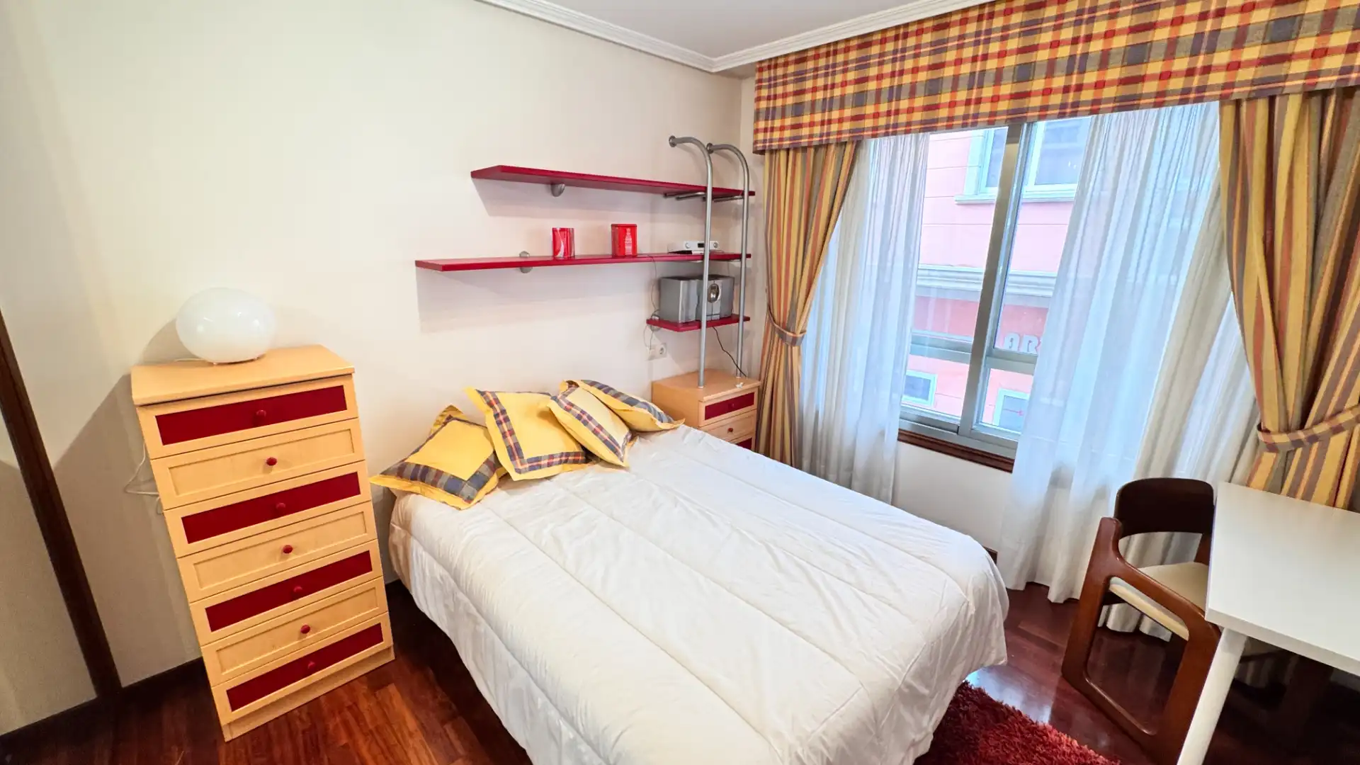 Schlafzimmer von Wohnung zum Verkauf in Arteixo mit Heizung, Parkett und Terrasse