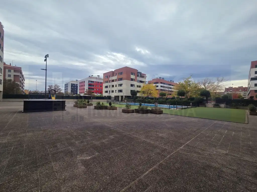 Vista exterior de Piso en venta en  Logroño