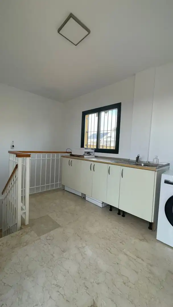 Cuina de Casa o xalet en venda en Dos Hermanas amb Aire condicionat, Traster i Piscina comunitària