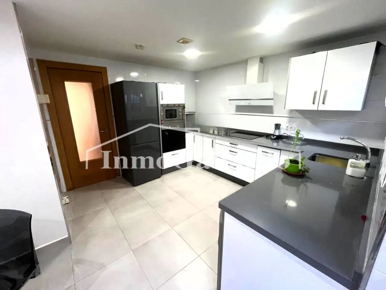 Küche von Wohnung zum Verkauf in Rincón de la Victoria mit Klimaanlage, Terrasse und Abstellraum