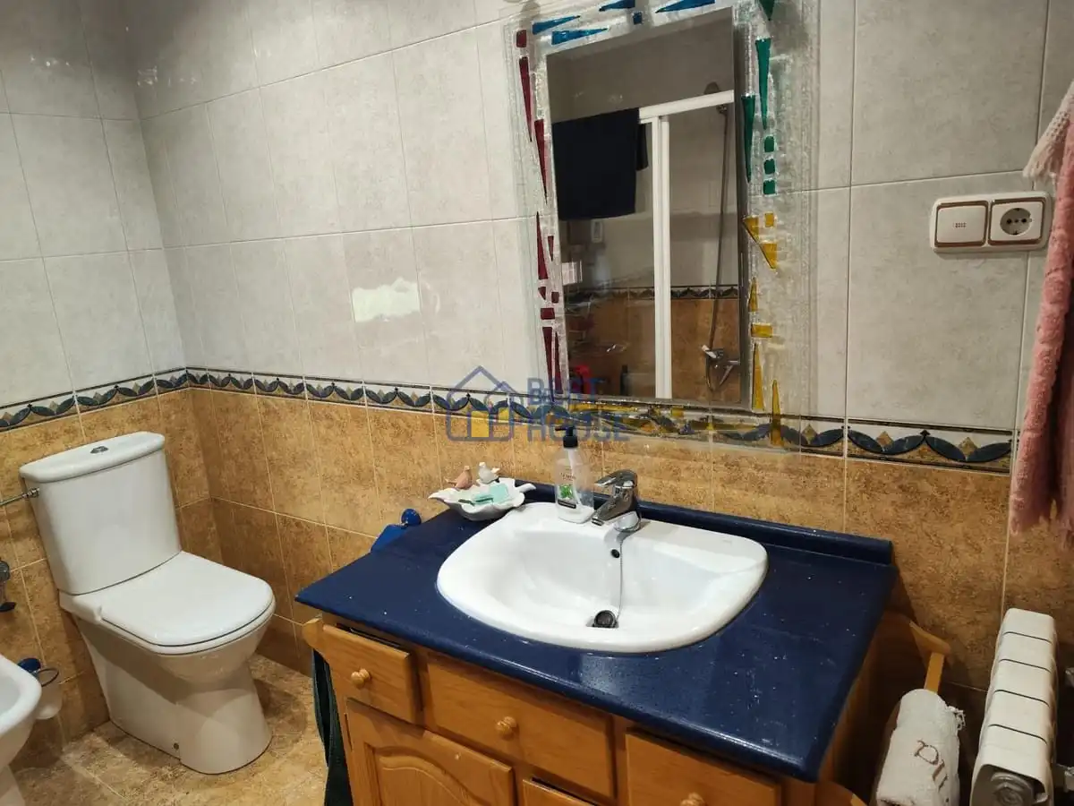 Bany de Casa o xalet en venda en San Andrés del Rabanedo amb Calefacció, Jardí privat i Parquet