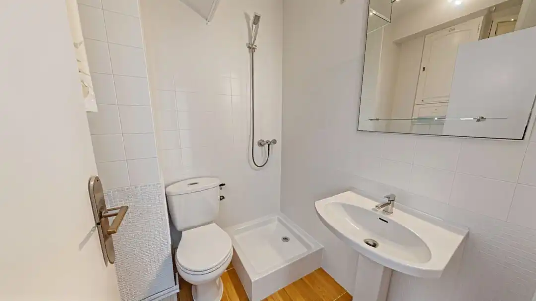 Badezimmer von Wohnung zum Verkauf in Madrid mit Klimaanlage und Heizung