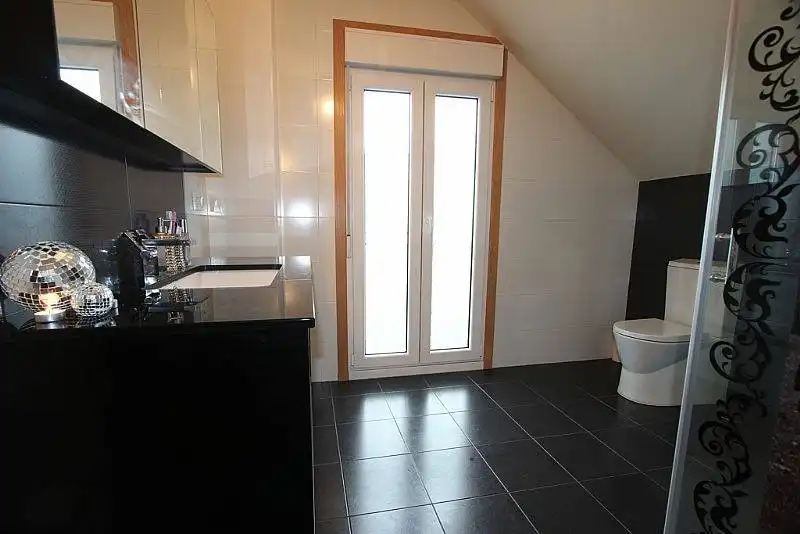 Baño de Casa adosada de alquiler en Cangas  con Aire acondicionado, Calefacción y Jardín privado