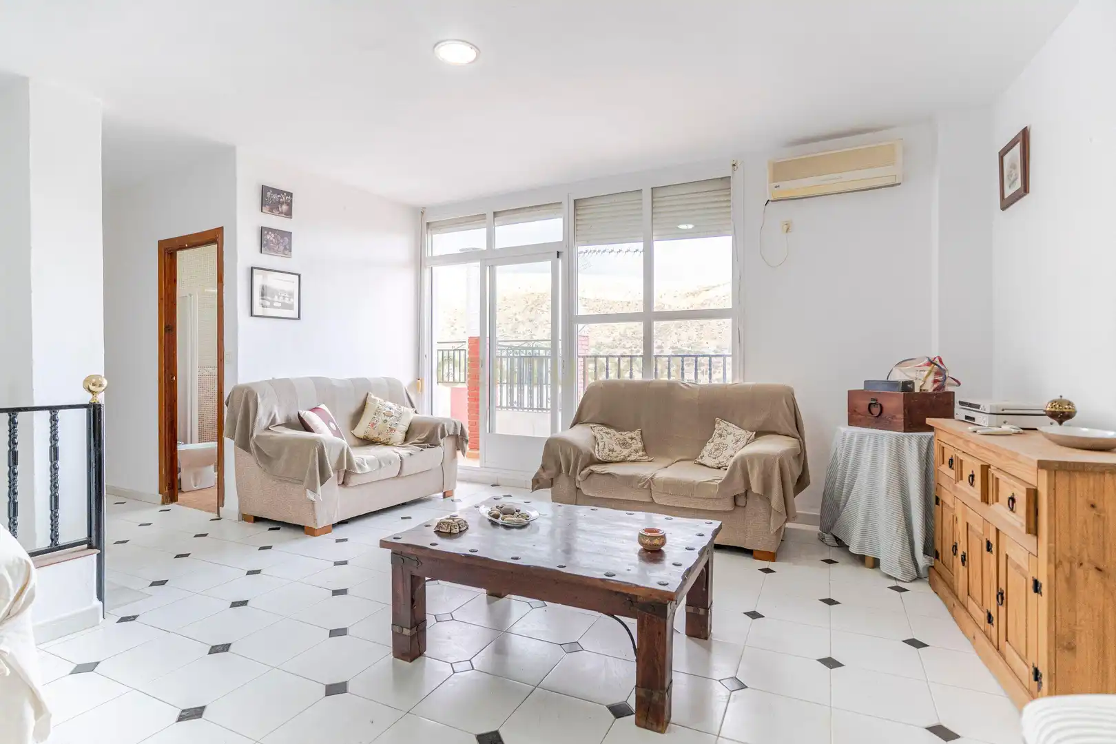 Wohnzimmer von Einfamilien-Reihenhaus zum Verkauf in Ugíjar mit Klimaanlage, Ofen und Waschmaschine