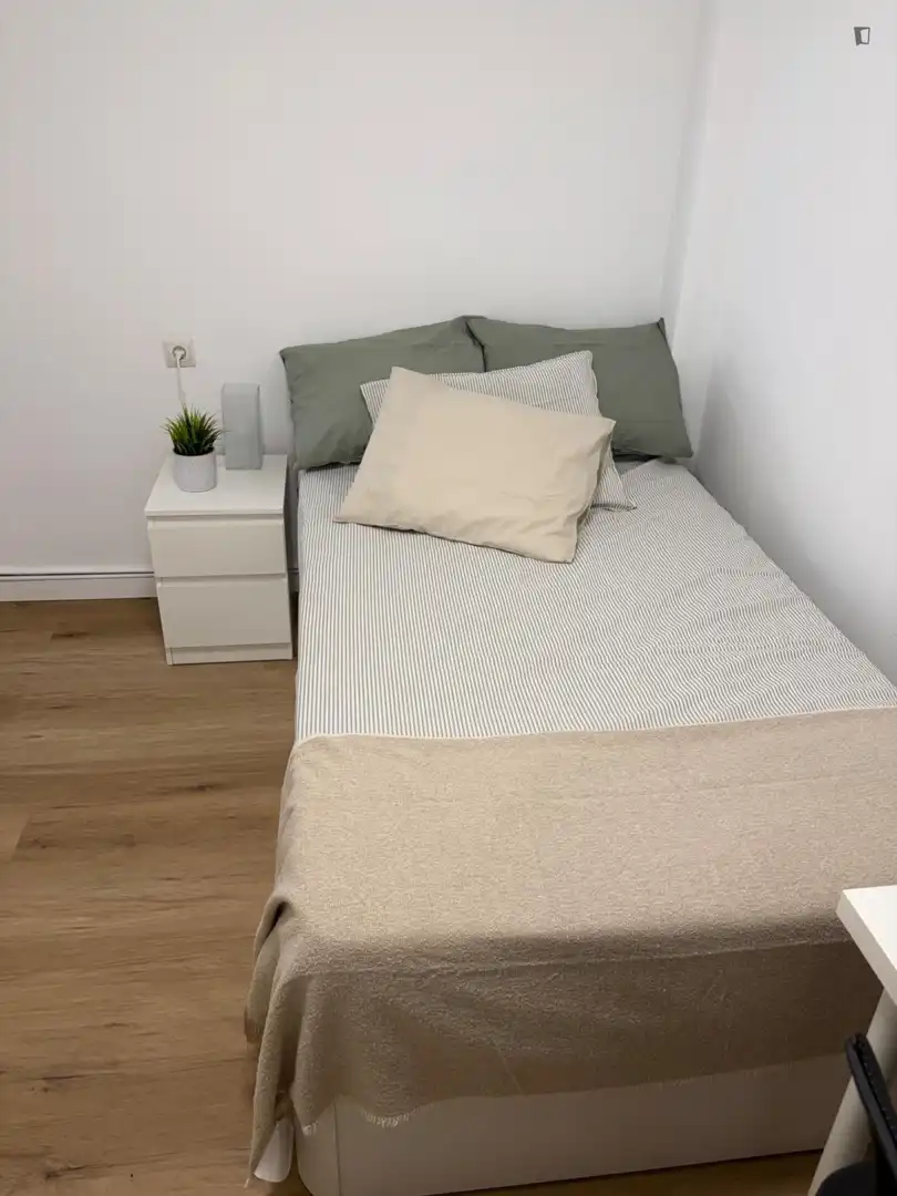Schlafzimmer von Wohnungen zur Miete in Zaragoza mit Klimaanlage, Möbliert und Ofen