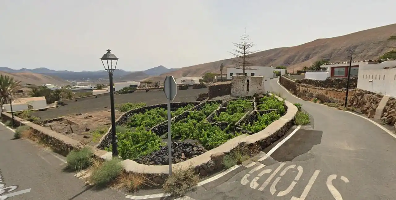Vista exterior de Casa o xalet en venda en Yaiza amb Aire condicionat, Jardí privat i Terrassa