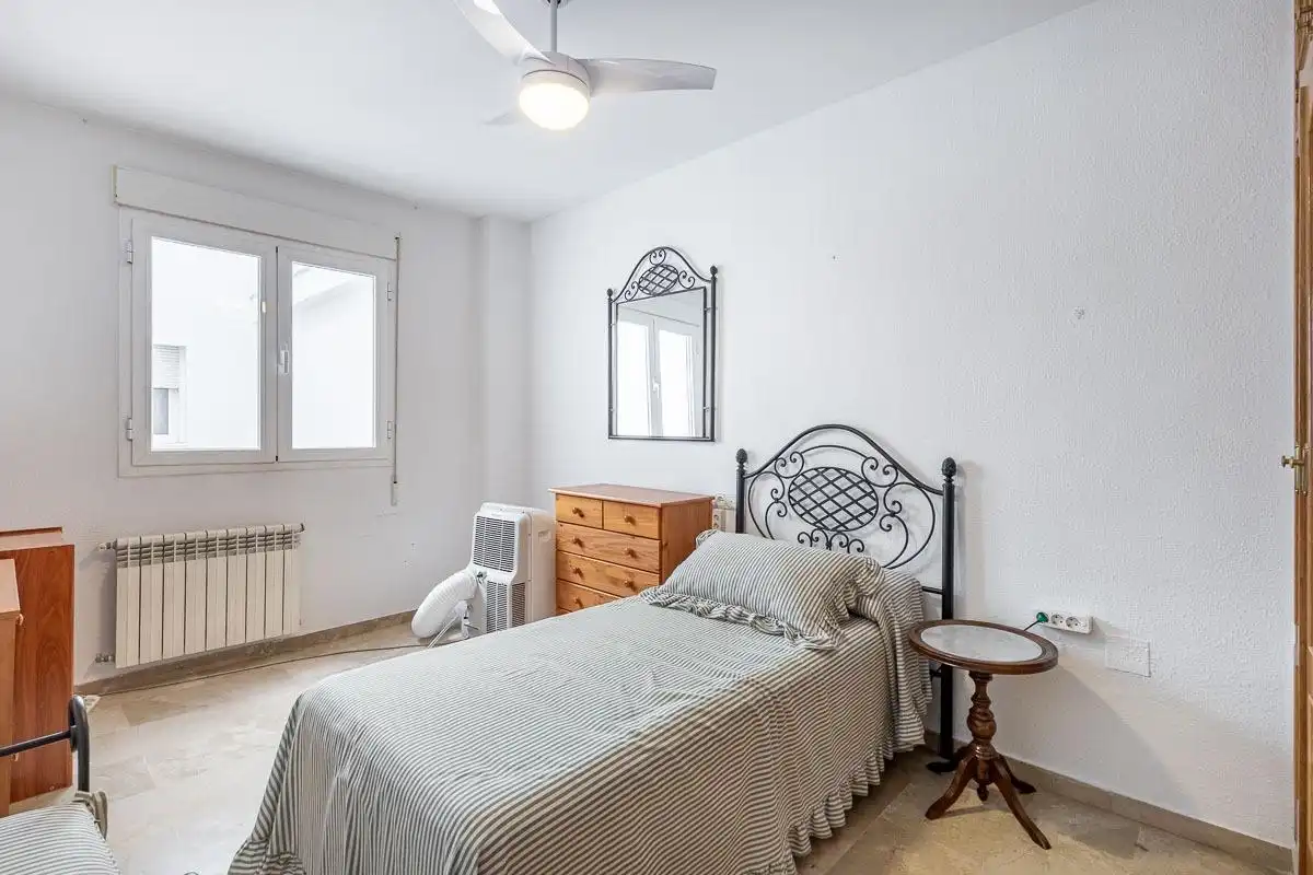 Bedroom of Flat for sale in Granada  with Air Conditioner, Heating and Alarm