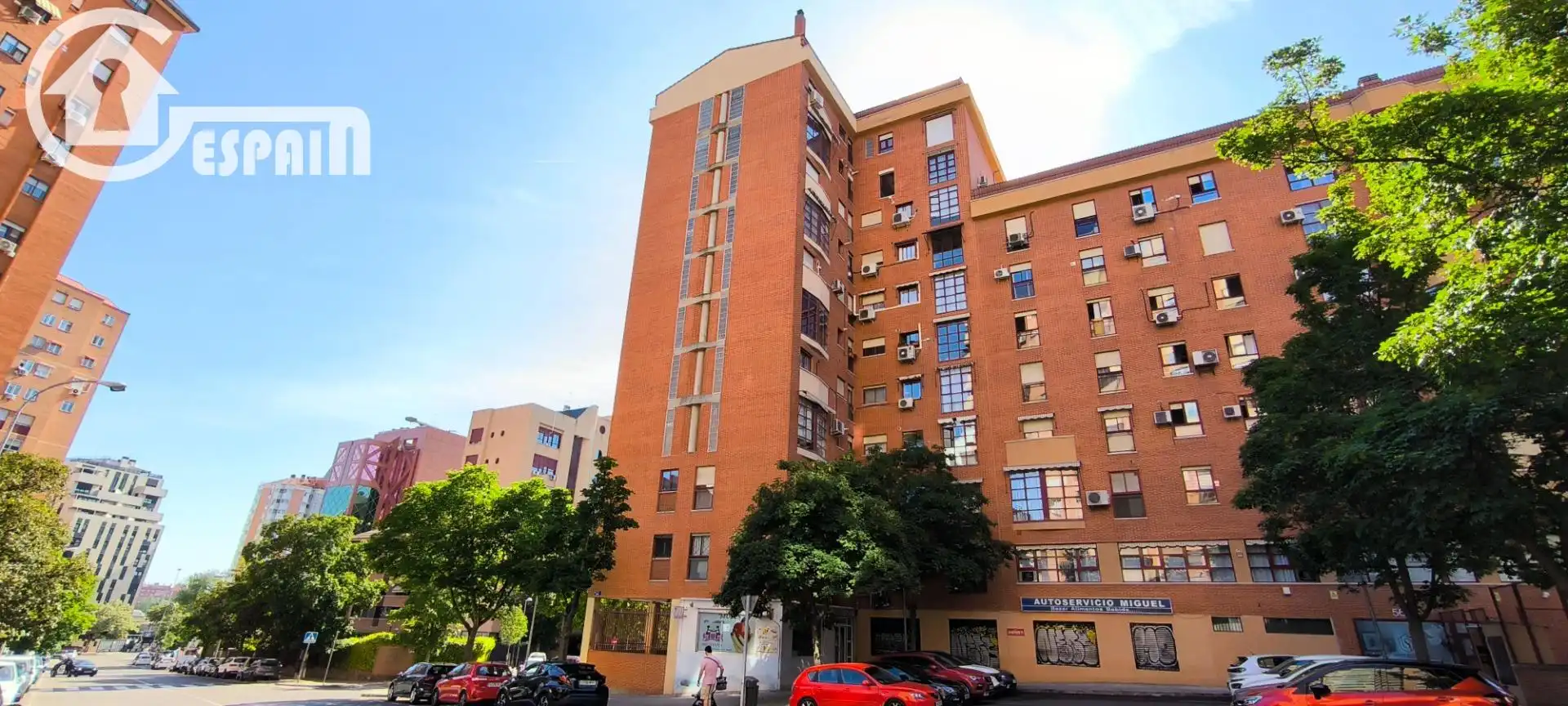 Vista exterior de Dúplex en venda en Madrid amb Calefacció, Jardí privat i Piscina comunitària