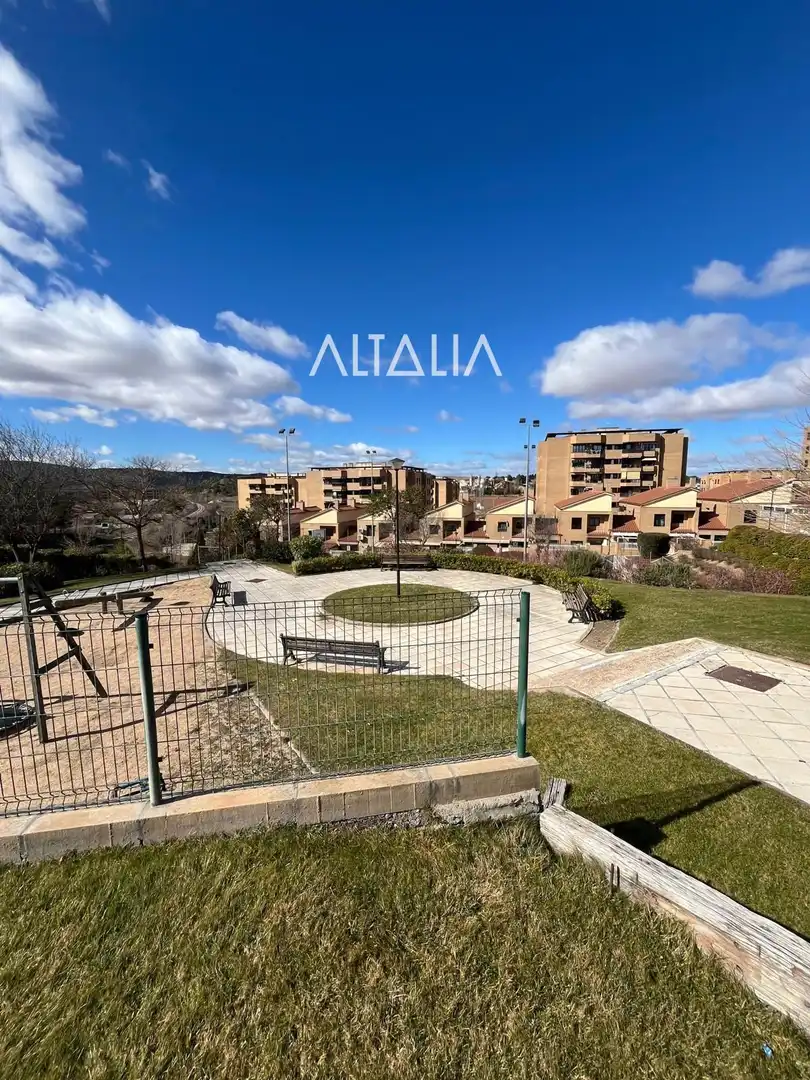 Vista exterior de Casa adosada en venta en Cuenca con Calefacción, Piscina y Piscina comunitaria