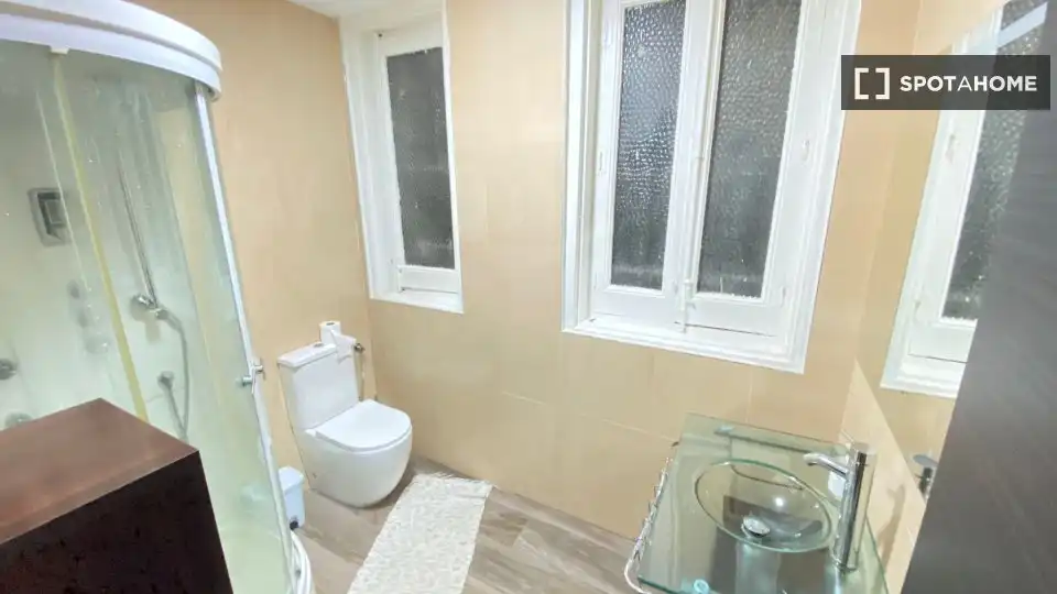 Bathroom of Flat for rent in Madrid  with Air Conditioner, Heating and Furnished