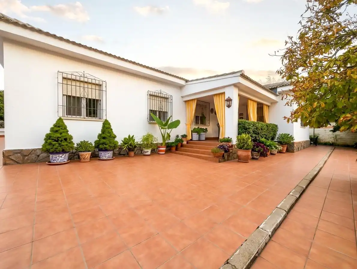Vista exterior de Casa o xalet en venda en Puertollano amb Aire condicionat, Calefacció i Jardí privat