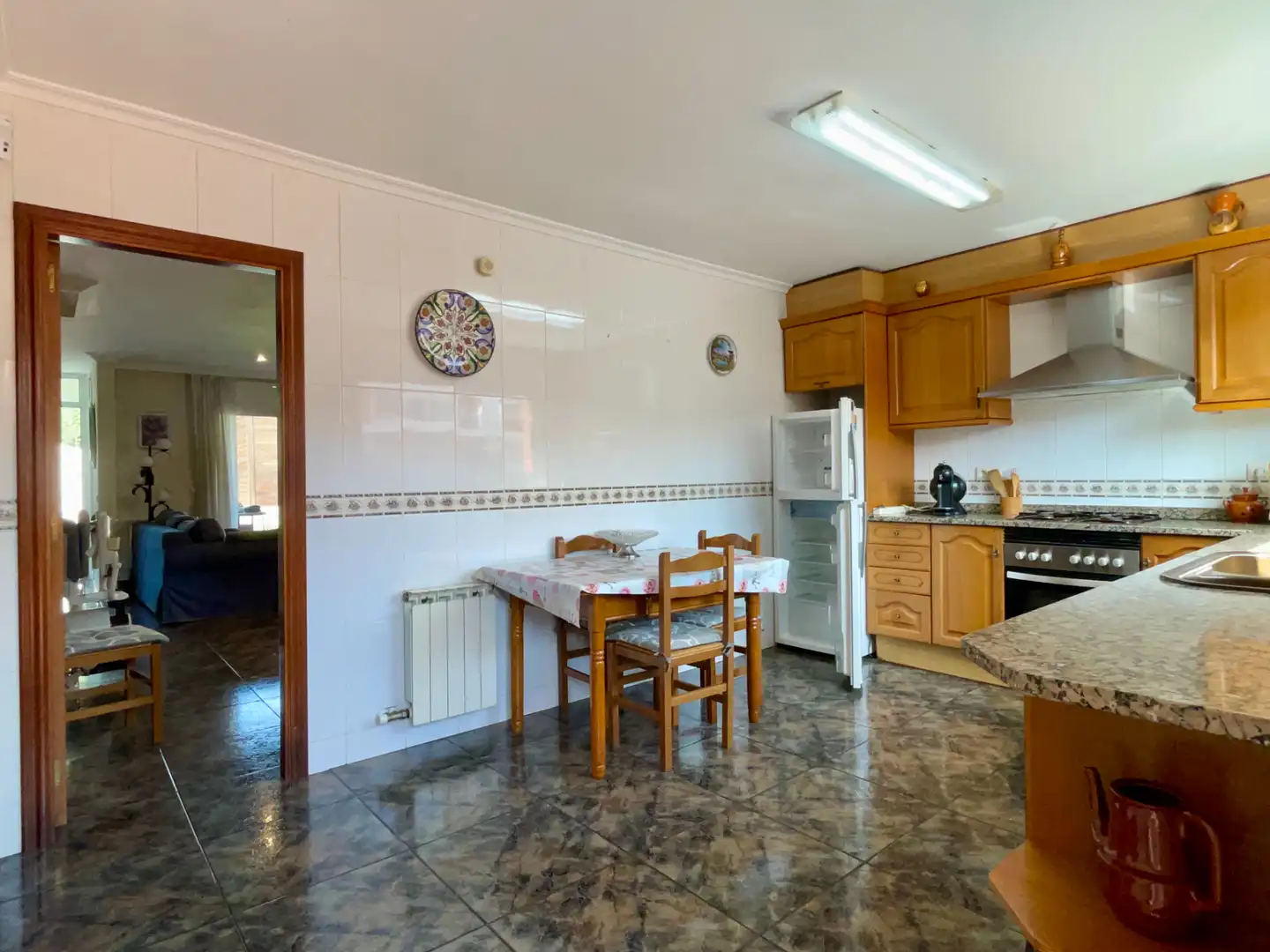 Küche von Einfamilien-Reihenhaus zum Verkauf in Sant Vicenç de Montalt mit Klimaanlage, Heizung und Privatgarten