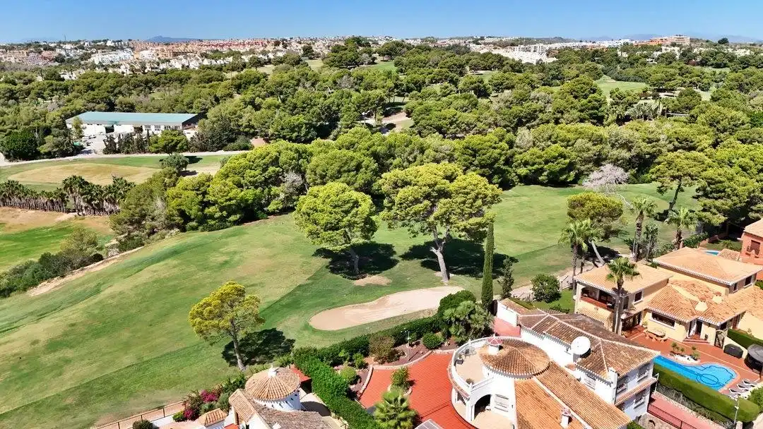 Vista exterior de Casa o xalet en venda en Orihuela amb Aire condicionat, Calefacció i Jardí privat