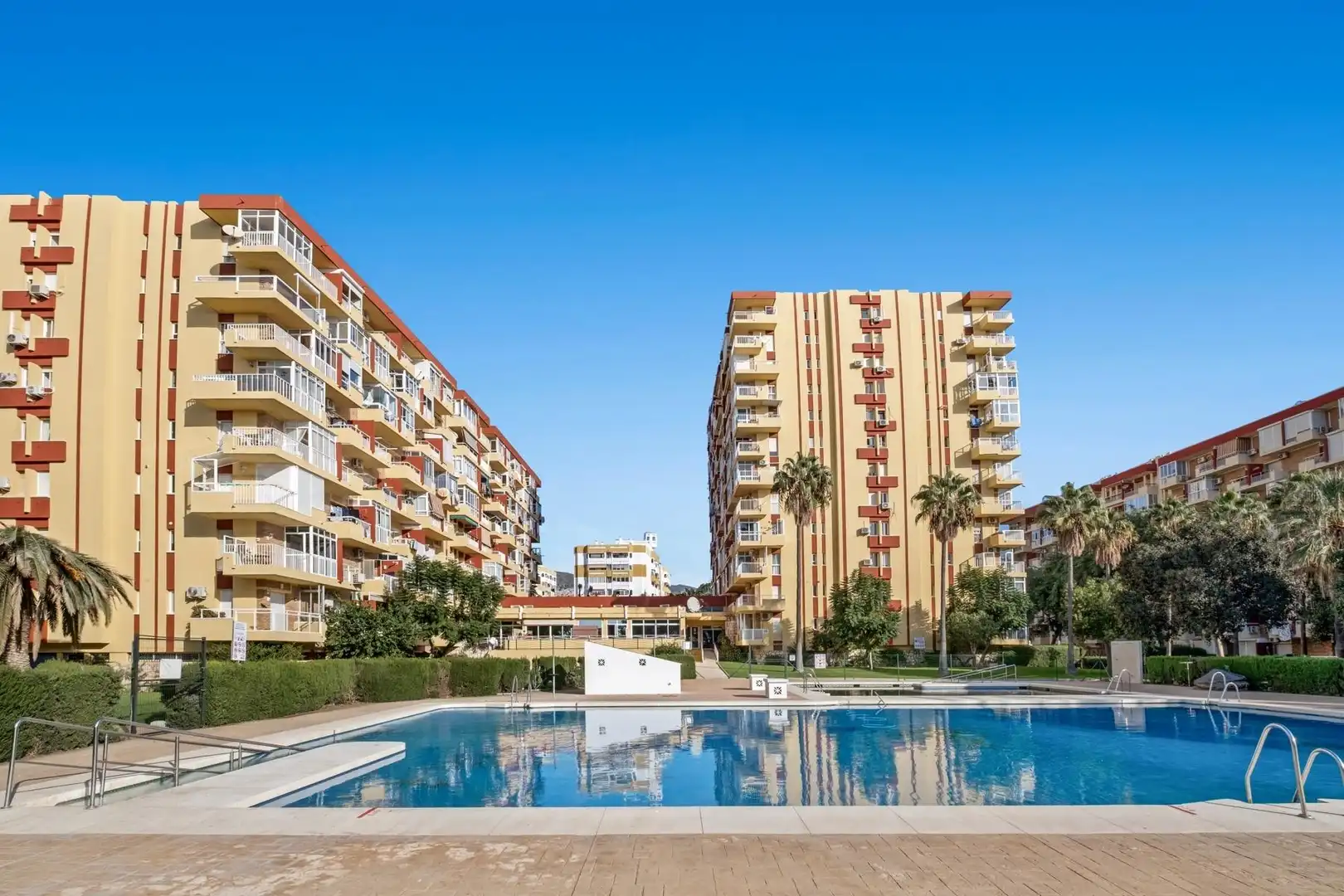 Piscina de Estudi en venda en Benalmádena amb Aire condicionat, Terrassa i Piscina comunitària