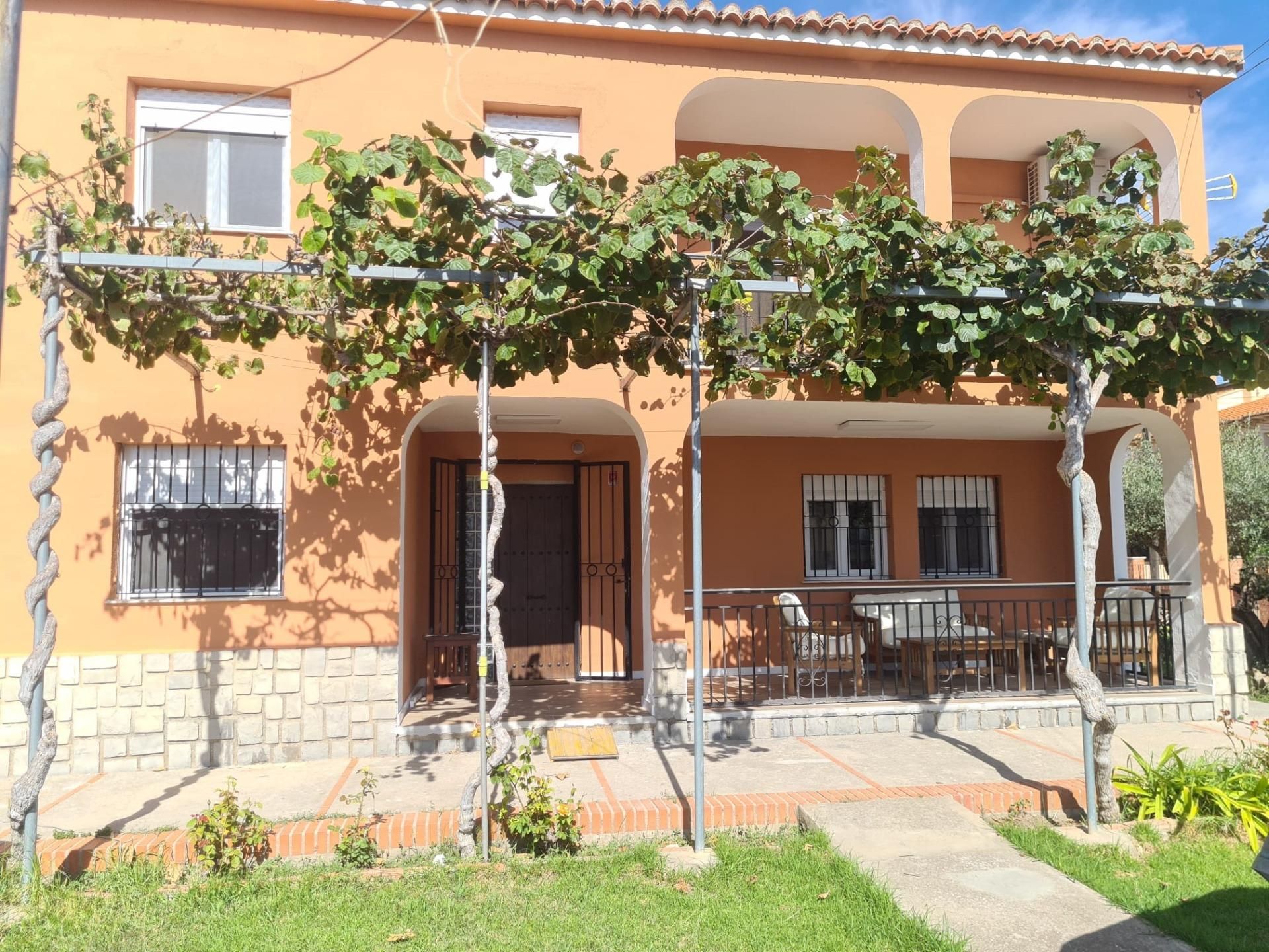 Vista exterior de Casa o xalet en venda en Viver amb Aire condicionat, Calefacció i Jardí privat