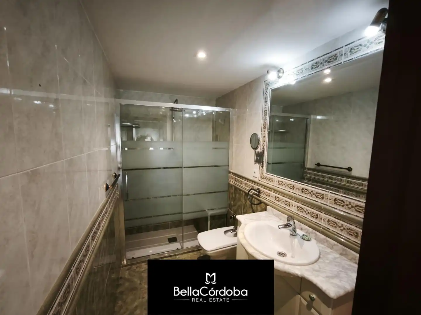 Bathroom of Flat for sale in Córdoba  with Air Conditioner and Heating