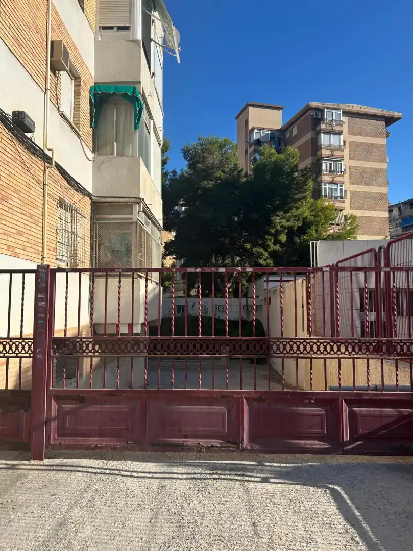 Vista exterior de Garatge en venda en Alicante / Alacant