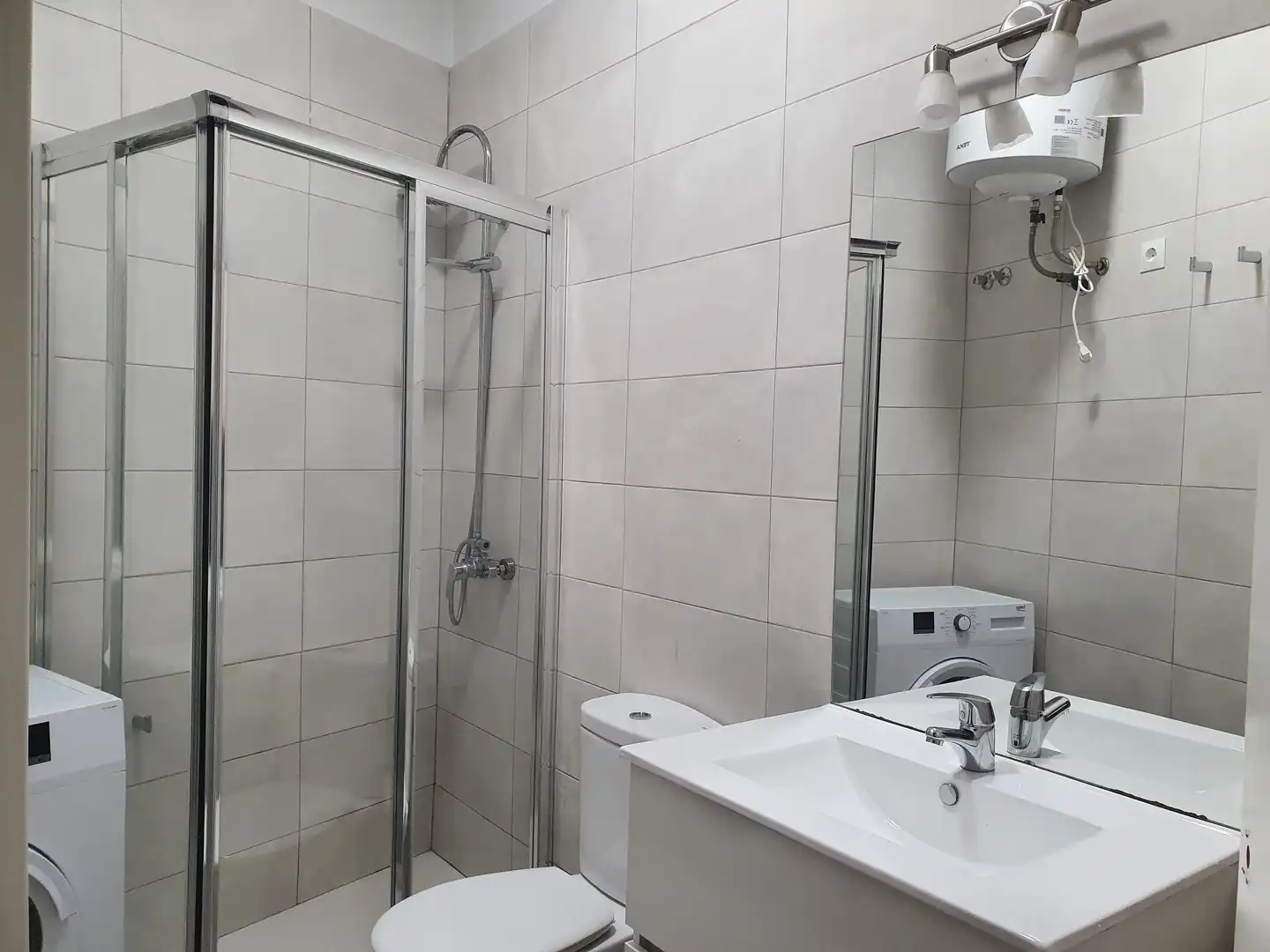 Bathroom of Apartments for rent in Málaga  with Oven and Washing machine