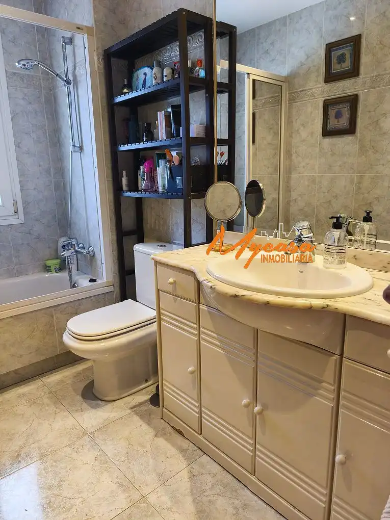 Badezimmer von Wohnung zur Miete in Villaviciosa de Odón mit Klimaanlage, Heizung und Terrasse