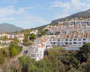 Vista exterior de Apartament en venda en Istán amb Aire condicionat, Terrassa i Piscina