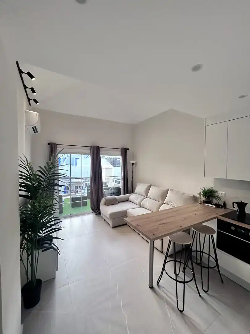 Sala de estar de Piso de alquiler en Adeje con Aire acondicionado, Jardín privado y Piscina