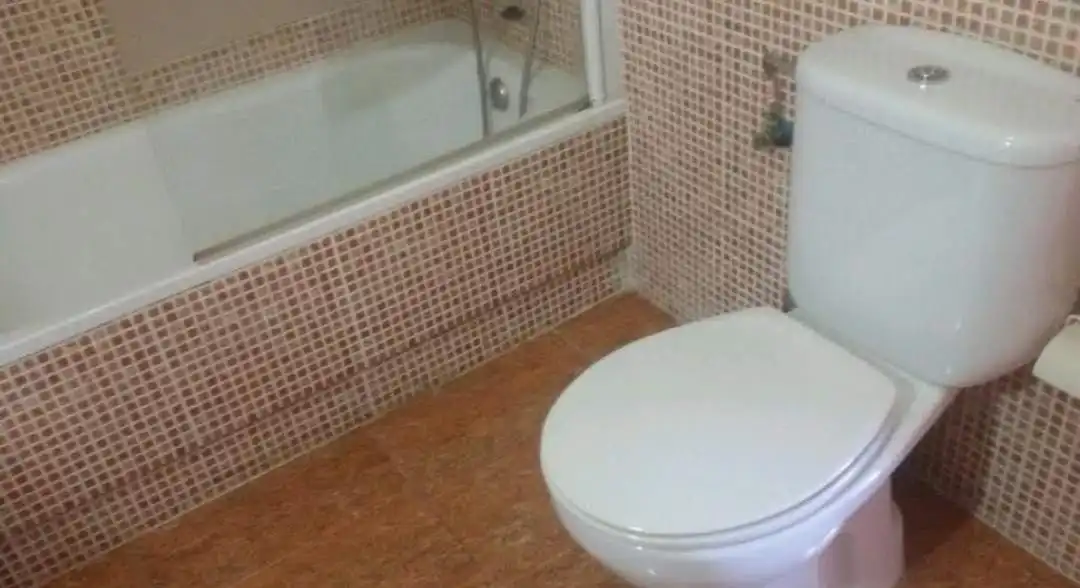 Bany de Apartament de lloguer en Torrevieja amb Aire condicionat, Calefacció i Piscina