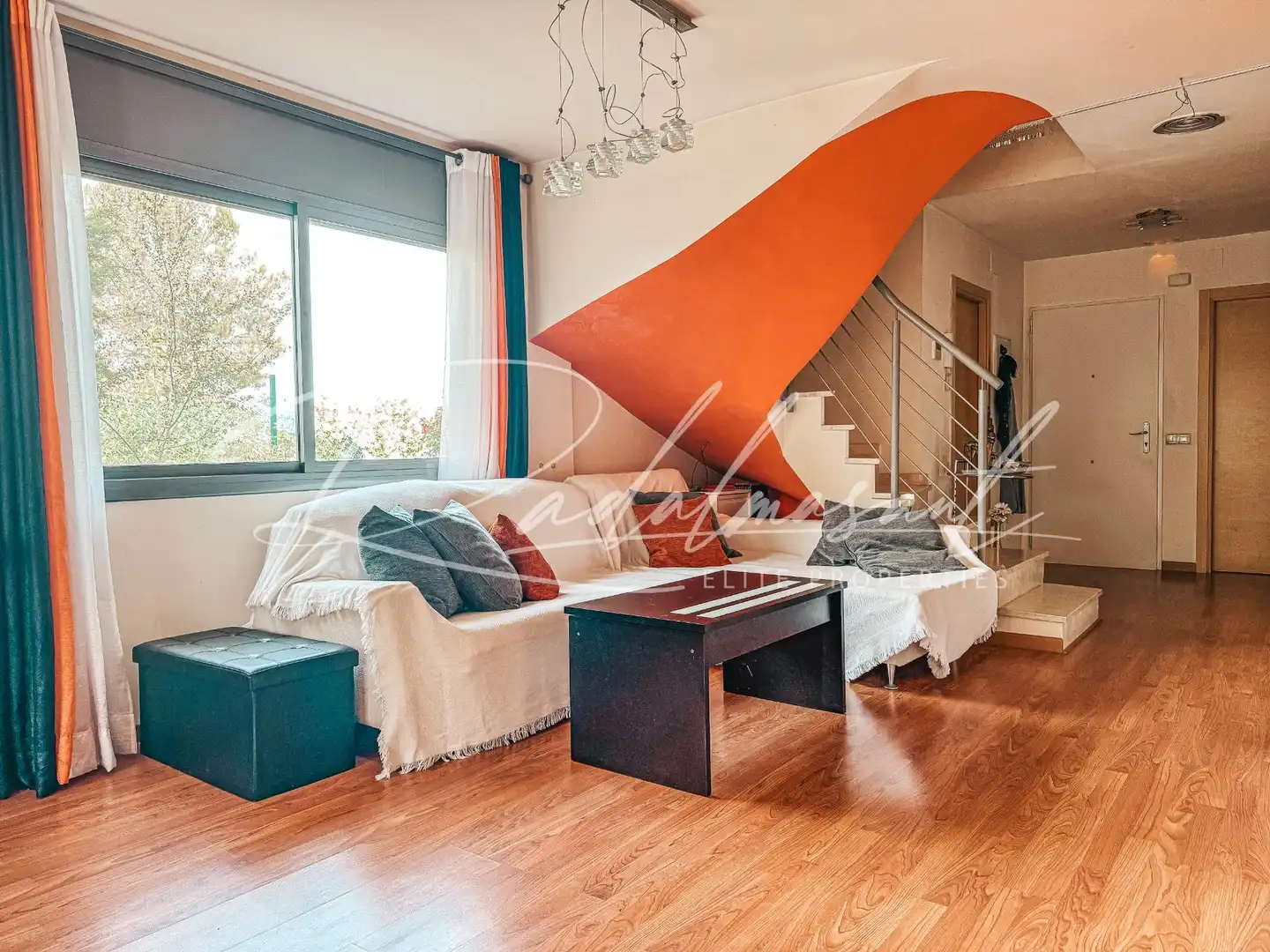 Wohnzimmer von Einfamilien-Reihenhaus zum Verkauf in Perafort mit Klimaanlage, Privatgarten und Parkett