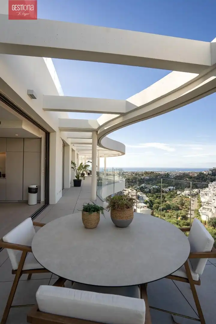 Terrasse von Dachboden zum Verkauf in Benahavís mit Klimaanlage, Heizung und Privatgarten