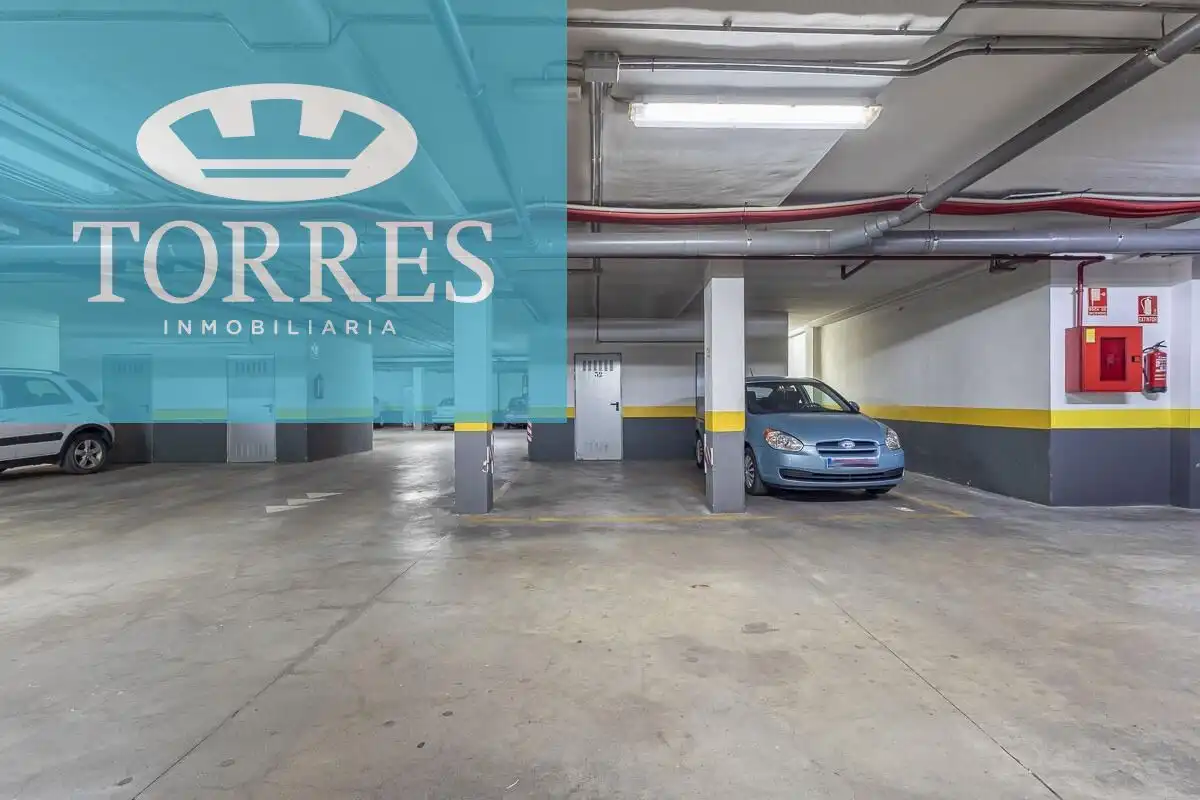 Parking of Flat for rent in Granada  with Air Conditioner and Heating